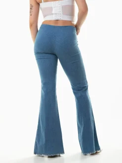 Jeans flare com aberturas