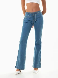 Jeans flare com aplicações