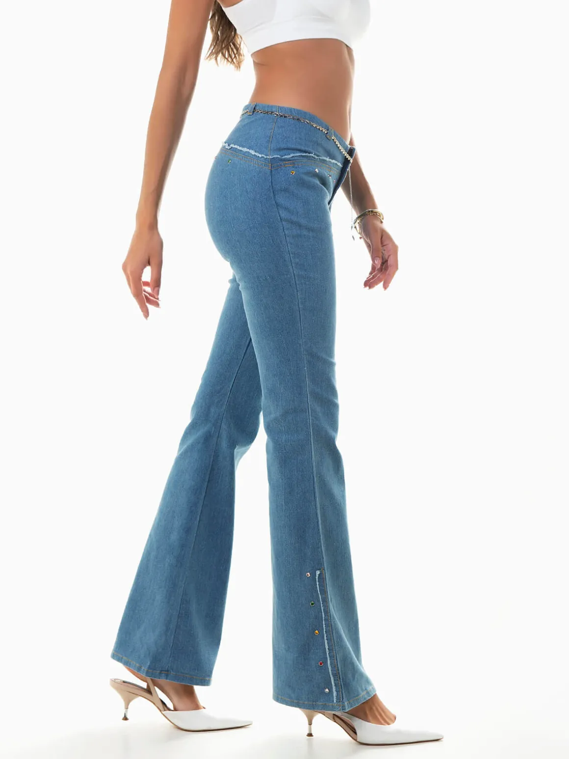 Jeans flare com aplicações