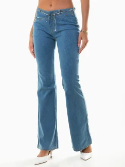 Jeans flare com aplicações