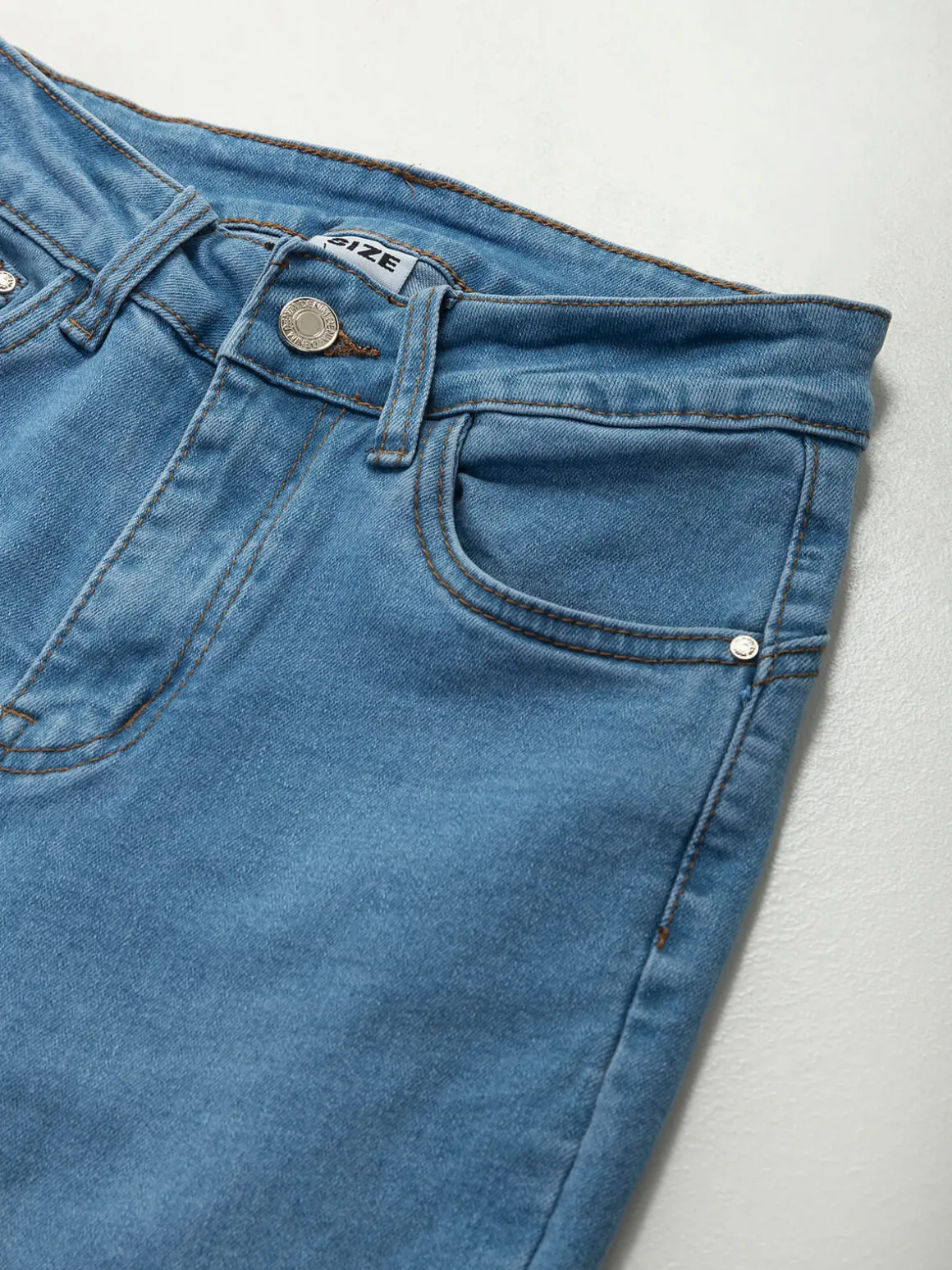 Jeans flare efeito push-up