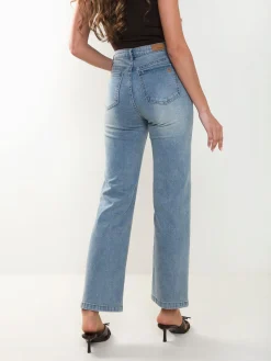 Jeans straight fit com bordado