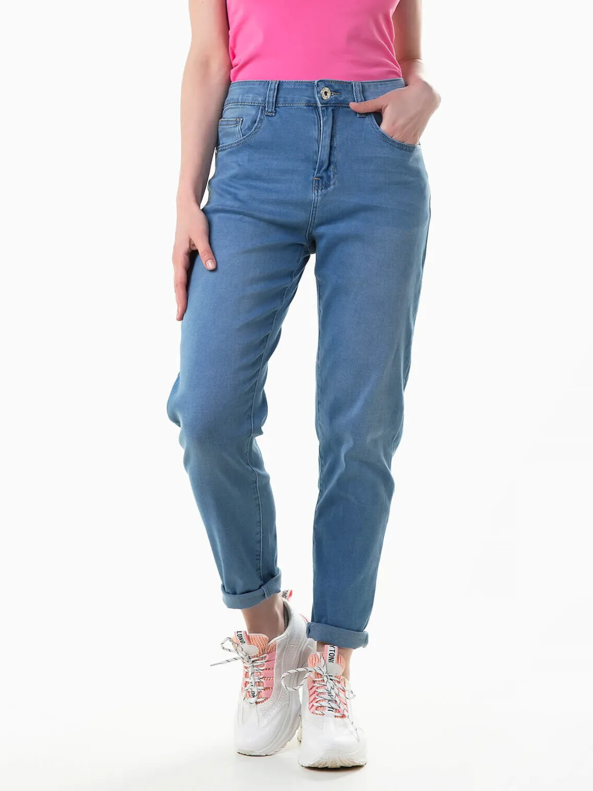 Jeans tapered mom fit azul claro