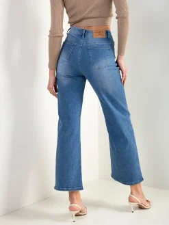 Jeans wide leg com aplicações florais