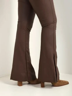 Leggings efeito pele à boca de sino