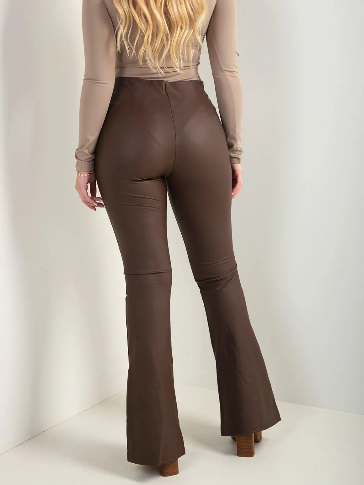 Leggings efeito pele à boca de sino