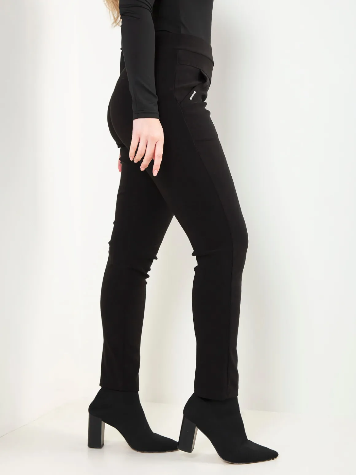 Leggings pretas cintura alta com bolsos