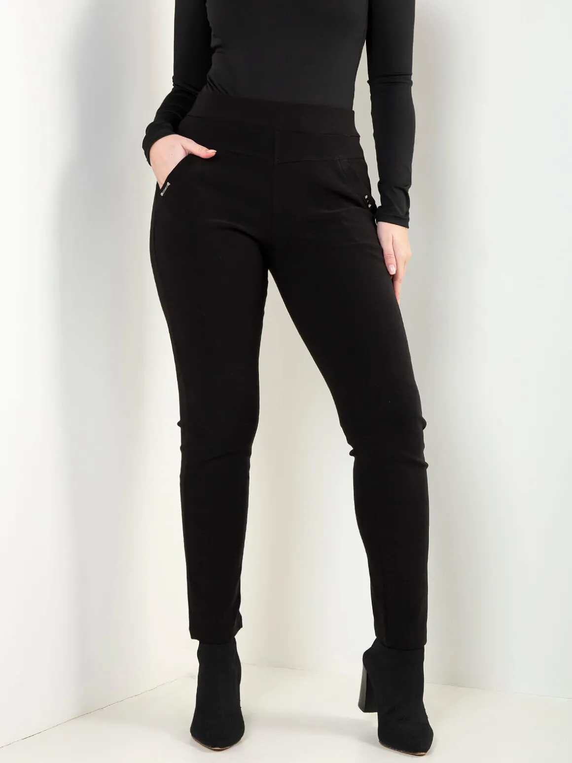 Leggings pretas cintura alta com bolsos