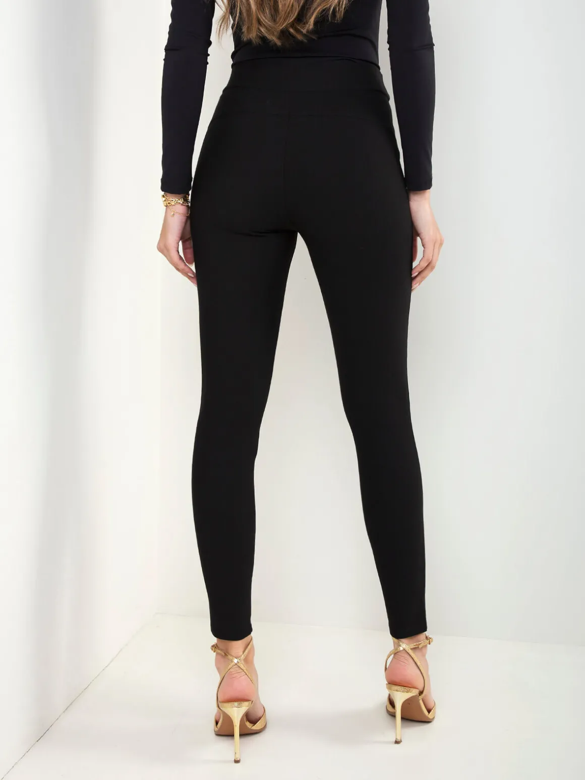 Leggings pretos aplicação dourada