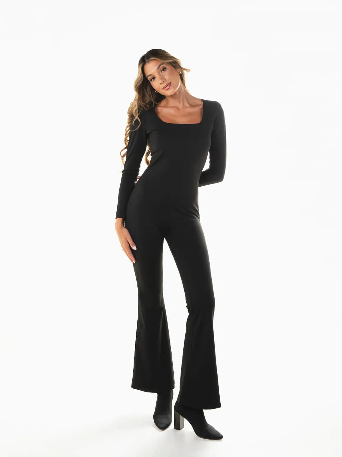 Macacão justo com decote quadrado