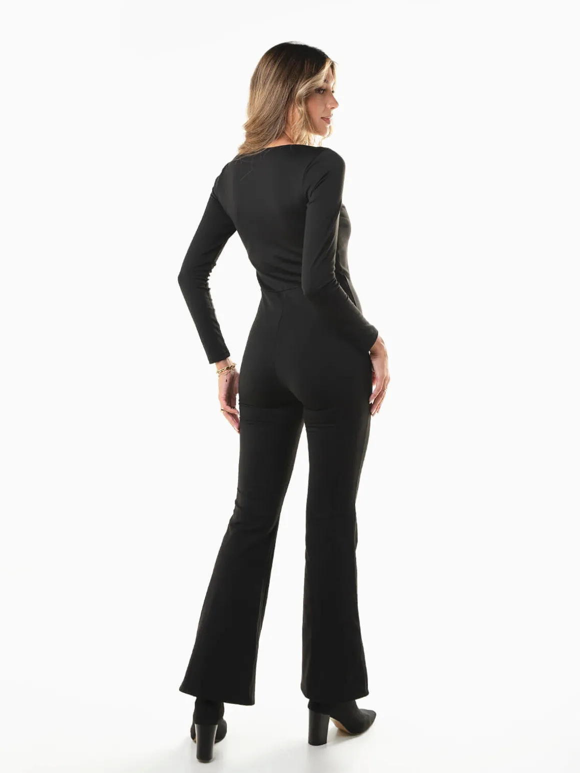 Macacão justo com decote quadrado