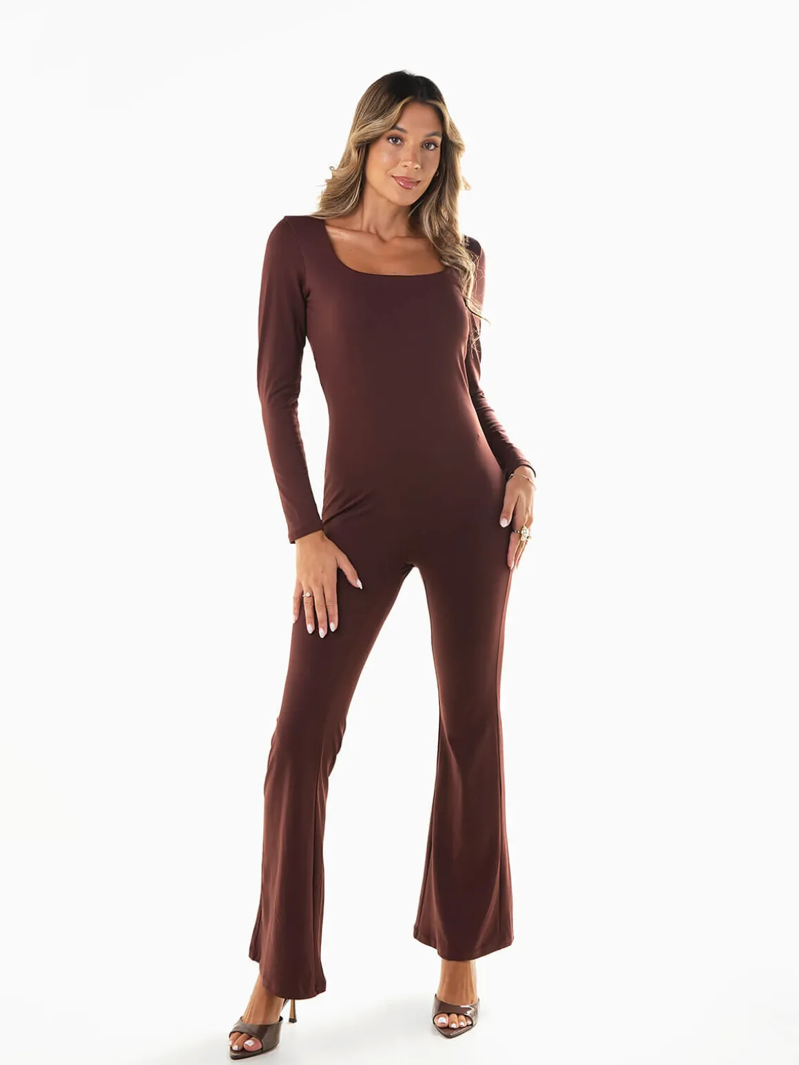 Macacão justo com decote quadrado