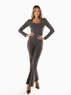 Macacão justo com decote quadrado