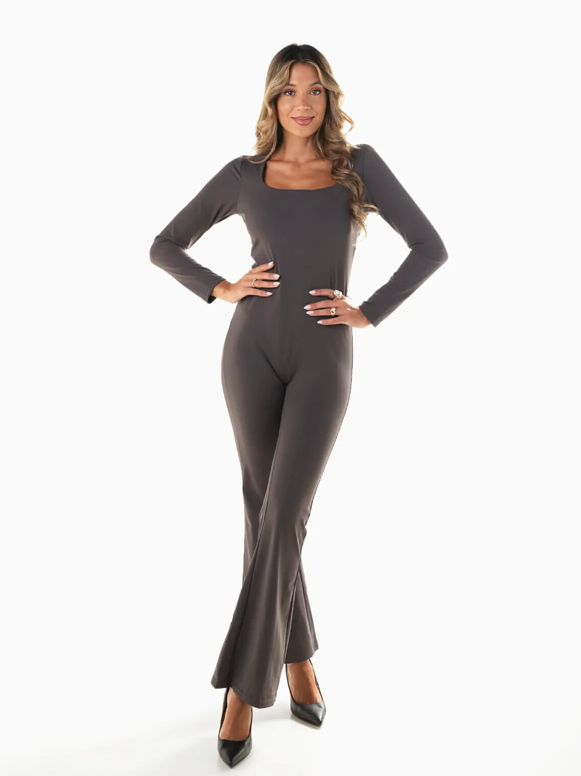 Macacão justo com decote quadrado