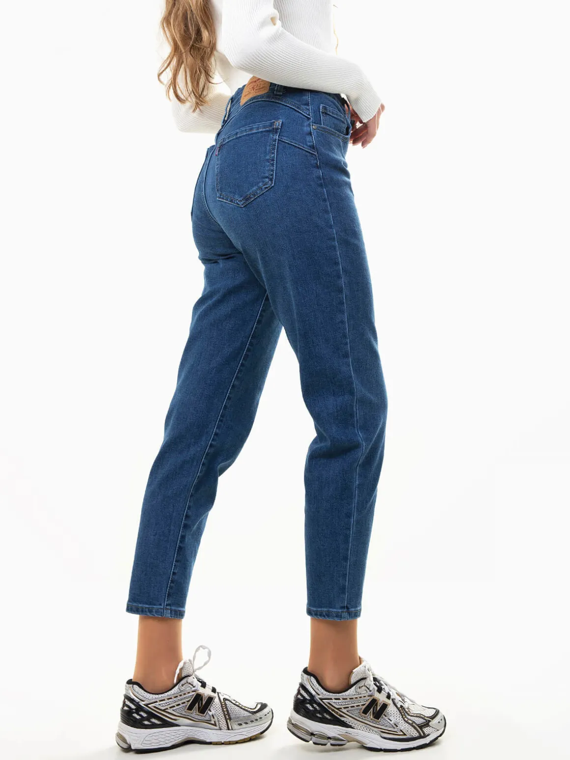 Mom jeans cintura alta efeito push-up