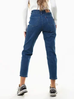 Mom jeans cintura alta efeito push-up