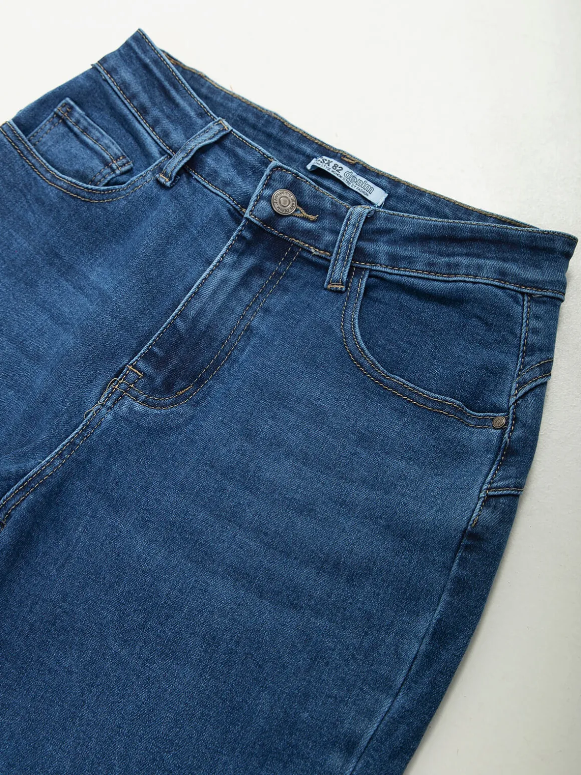 Mom jeans cintura alta efeito push-up