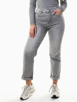 Mom jeans cinza com dobra