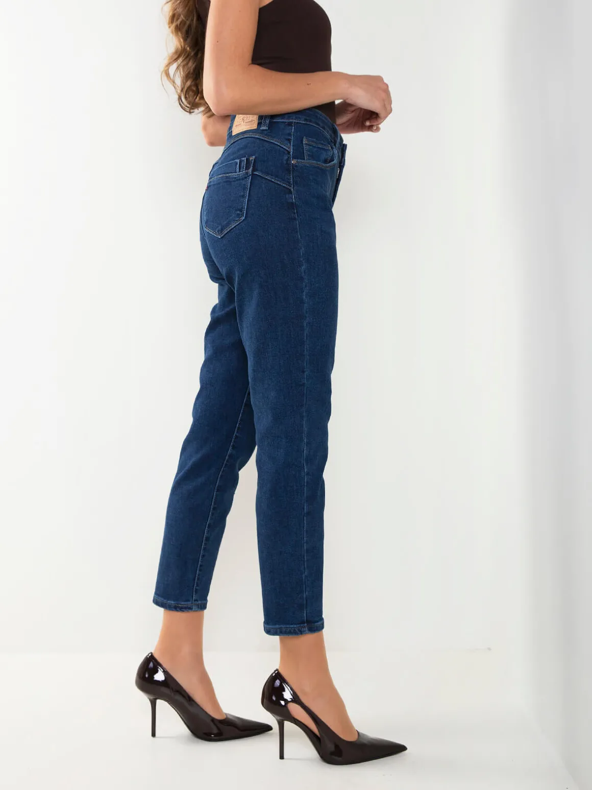 Mom jeans com efeito push-up