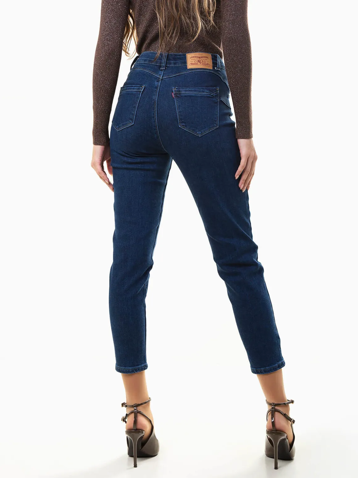 Mom jeans efeito push-up azul escuro