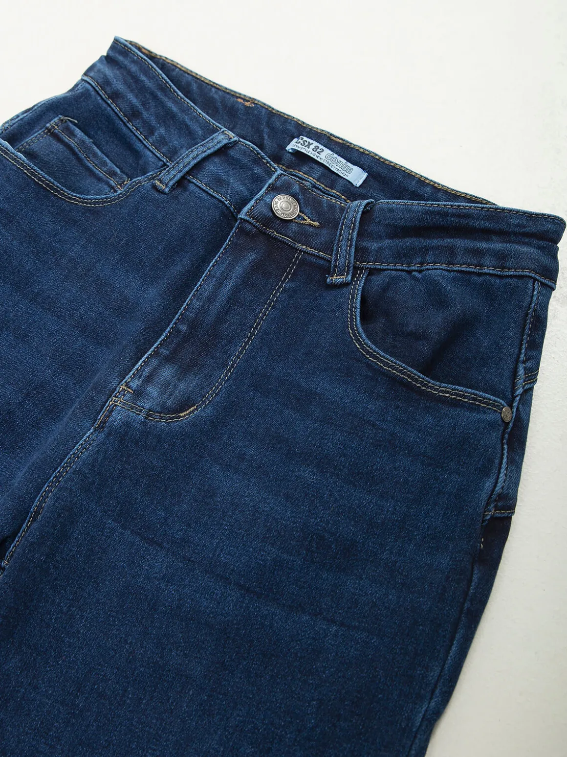 Mom jeans efeito push-up azul escuro