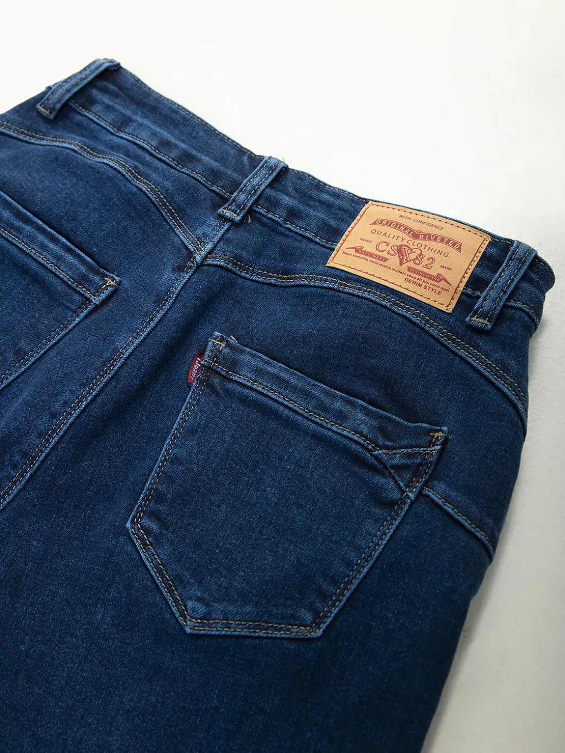 Mom jeans efeito push-up azul escuro