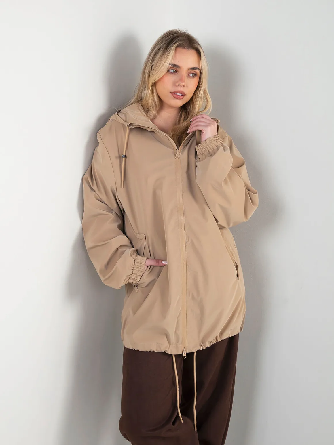 Parka impermeável com capuz e fecho