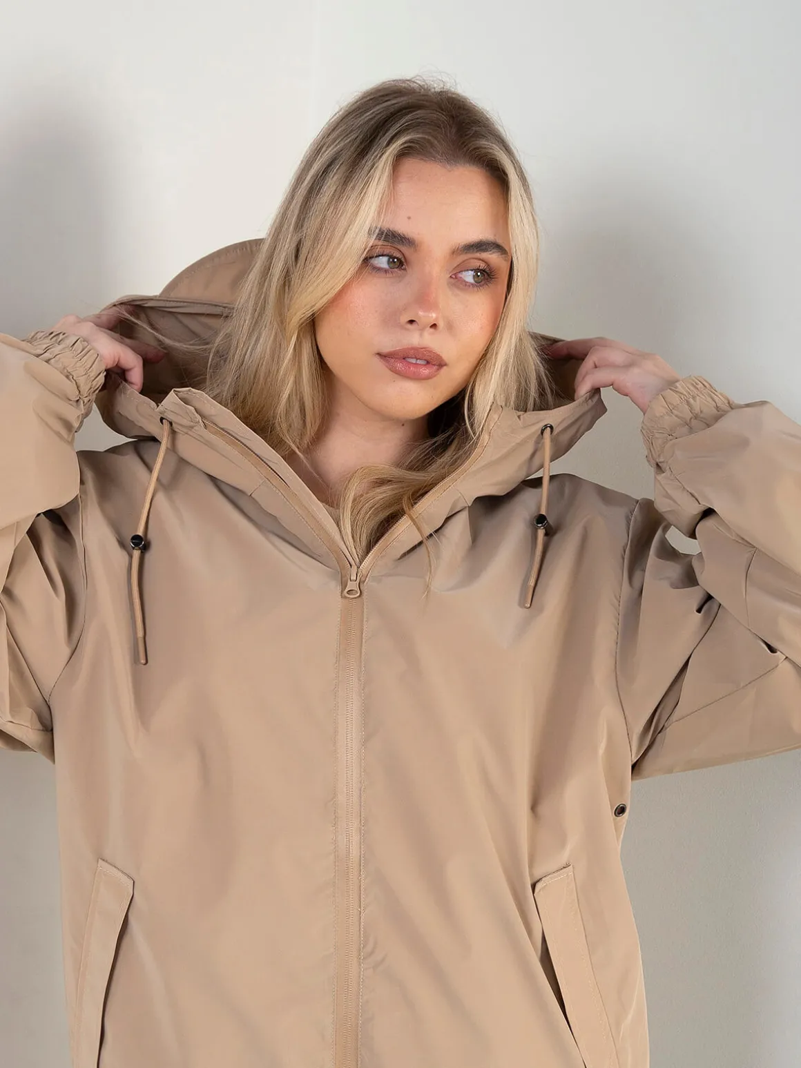 Parka impermeável com capuz e fecho