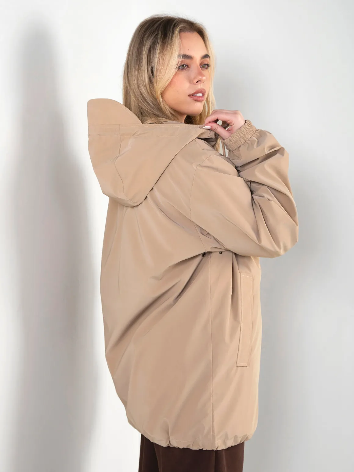 Parka impermeável com capuz e fecho