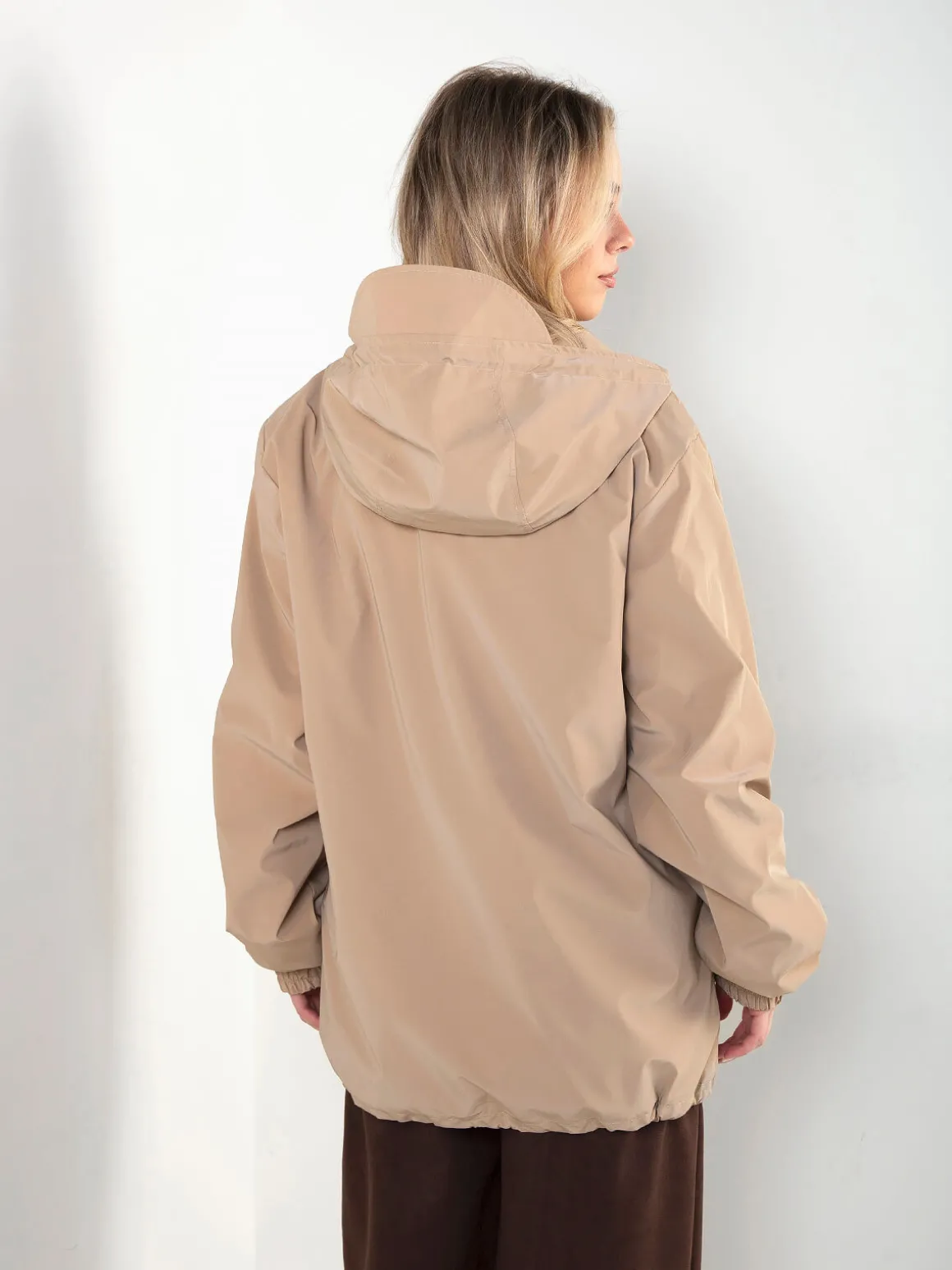 Parka impermeável com capuz e fecho