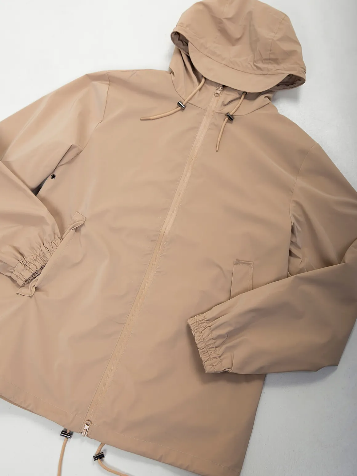 Parka impermeável com capuz e fecho