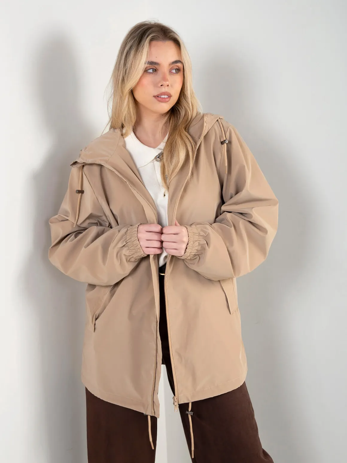 Parka impermeável com capuz e fecho