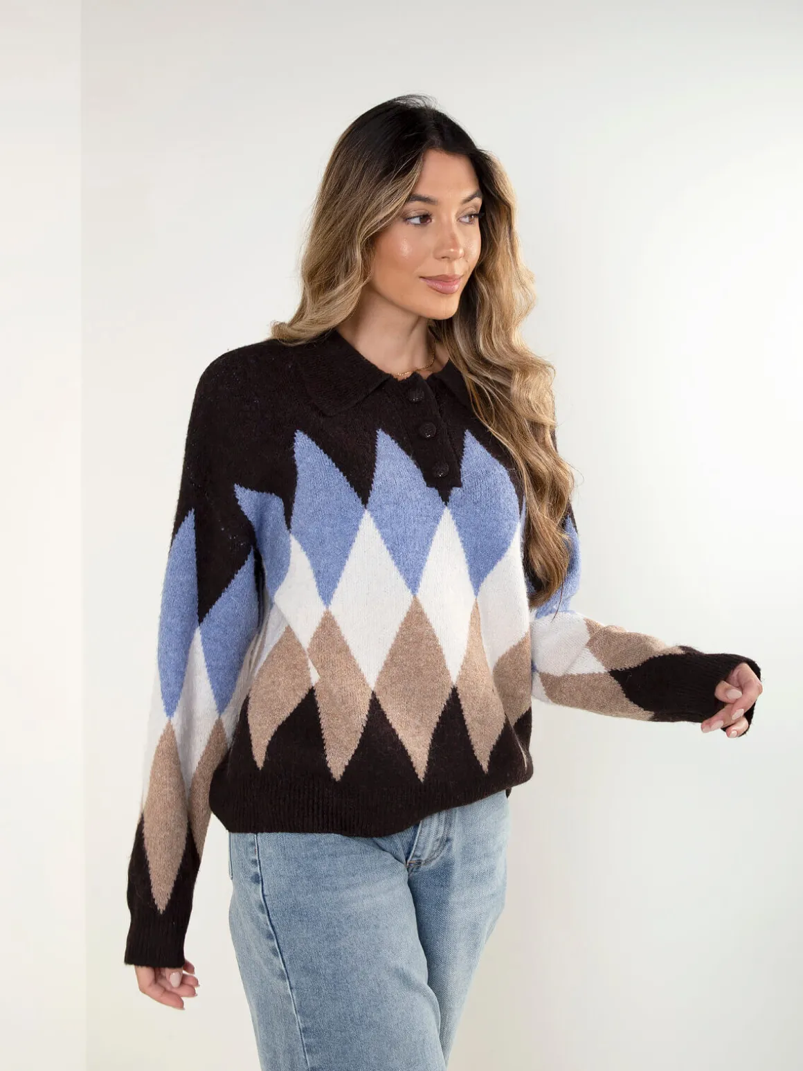 Polo castanho escuro aos losangos