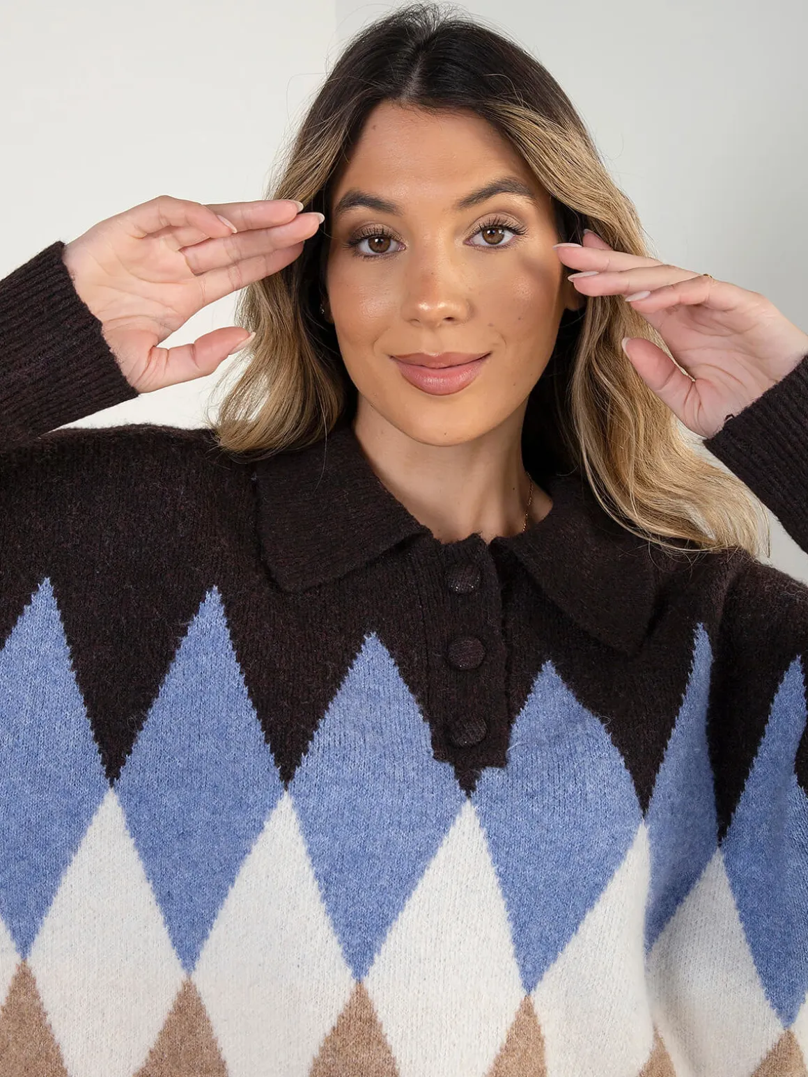 Polo castanho escuro aos losangos