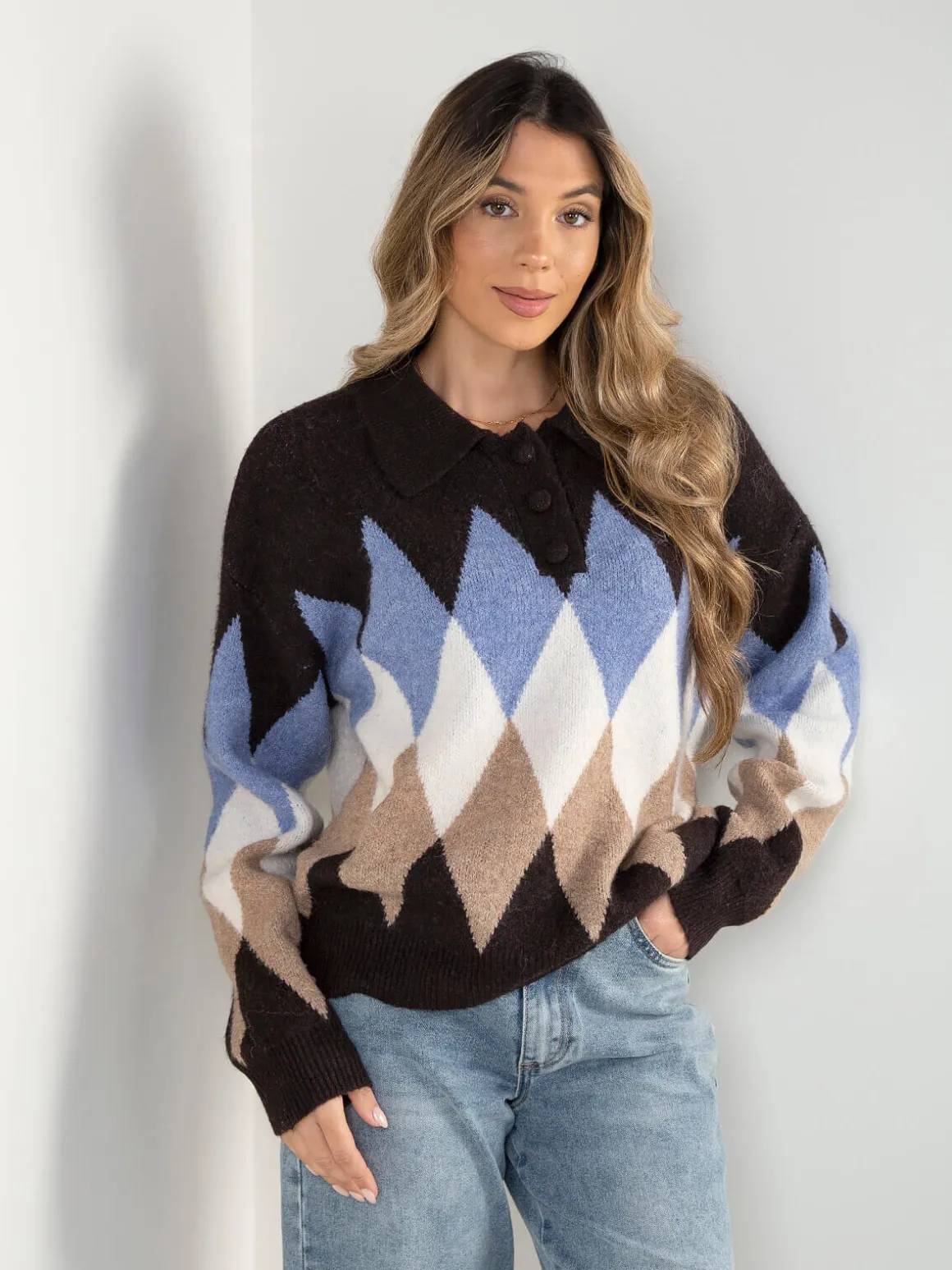 Polo castanho escuro aos losangos