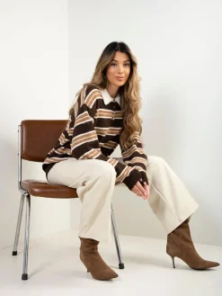 Polo castanho às riscas