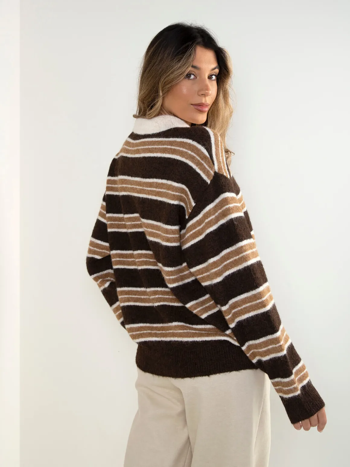 Polo castanho às riscas