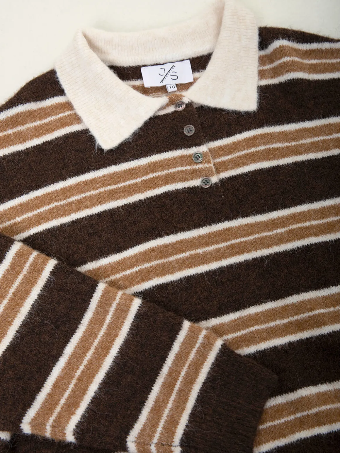 Polo castanho às riscas