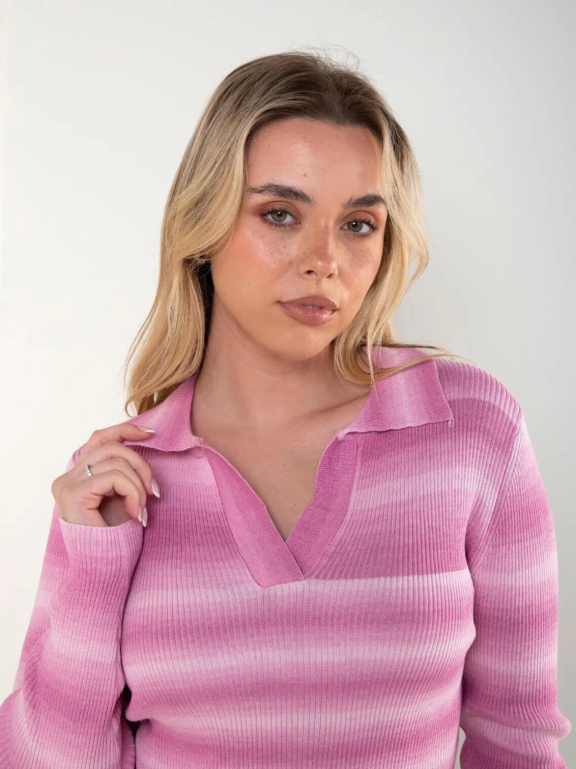 Polo malha canelada ás riscas