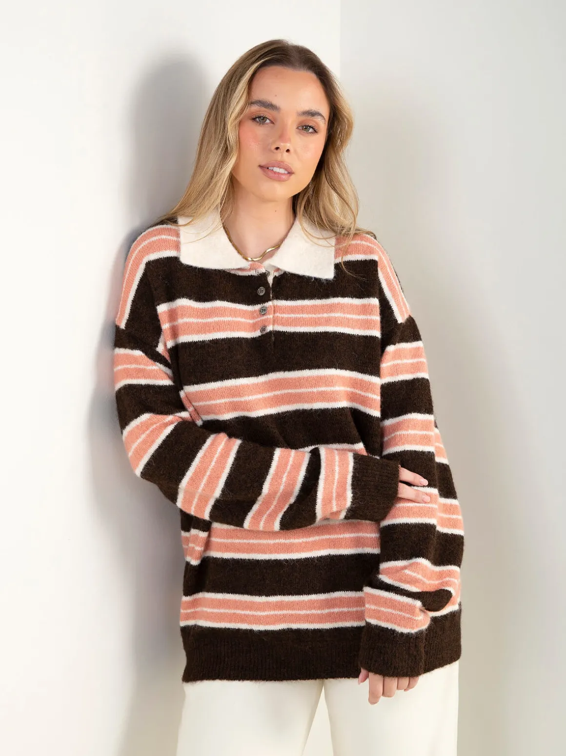 Polo malha às riscas castanho e rosa