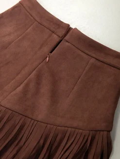 Saia curta castanha efeito camurça com franjas