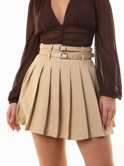 Saia curta às pregas com cintura alta