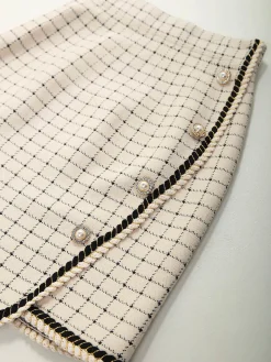 Saia de malha xadrez com botões decorativos