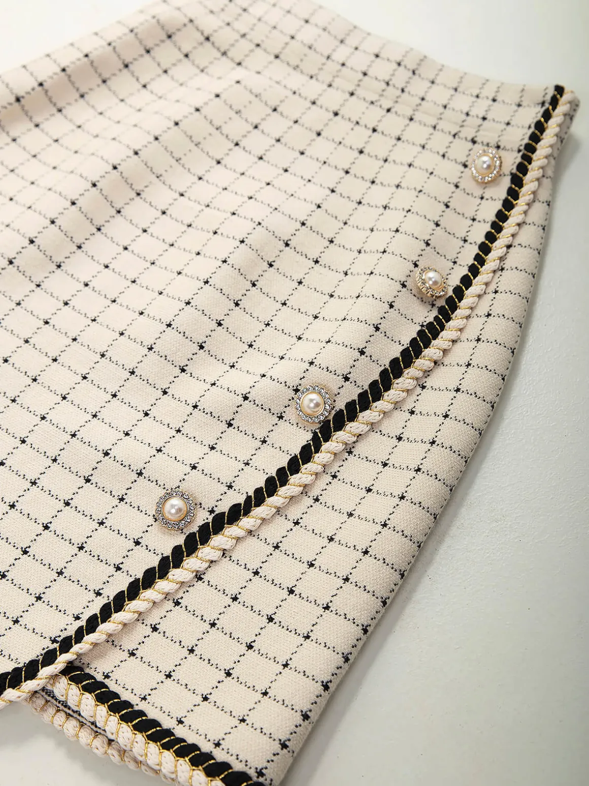 Saia de malha xadrez com botões decorativos