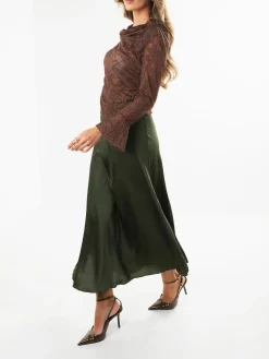 Saia midi acetinada cintura alta