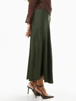 Saia midi acetinada cintura alta