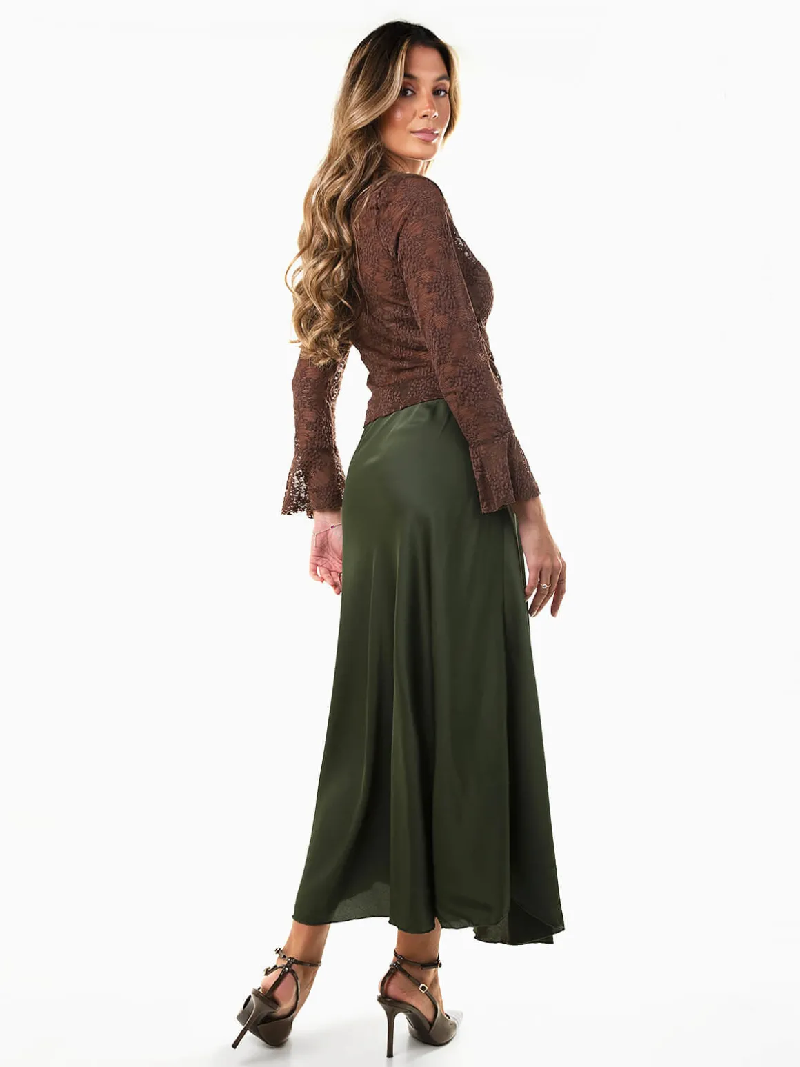 Saia midi acetinada cintura alta