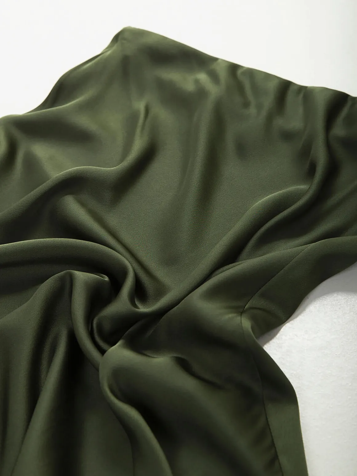 Saia midi acetinada cintura alta