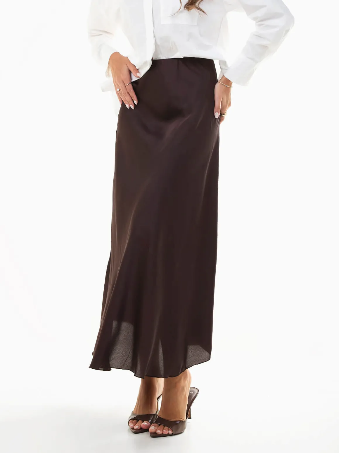 Saia midi acetinada cintura alta