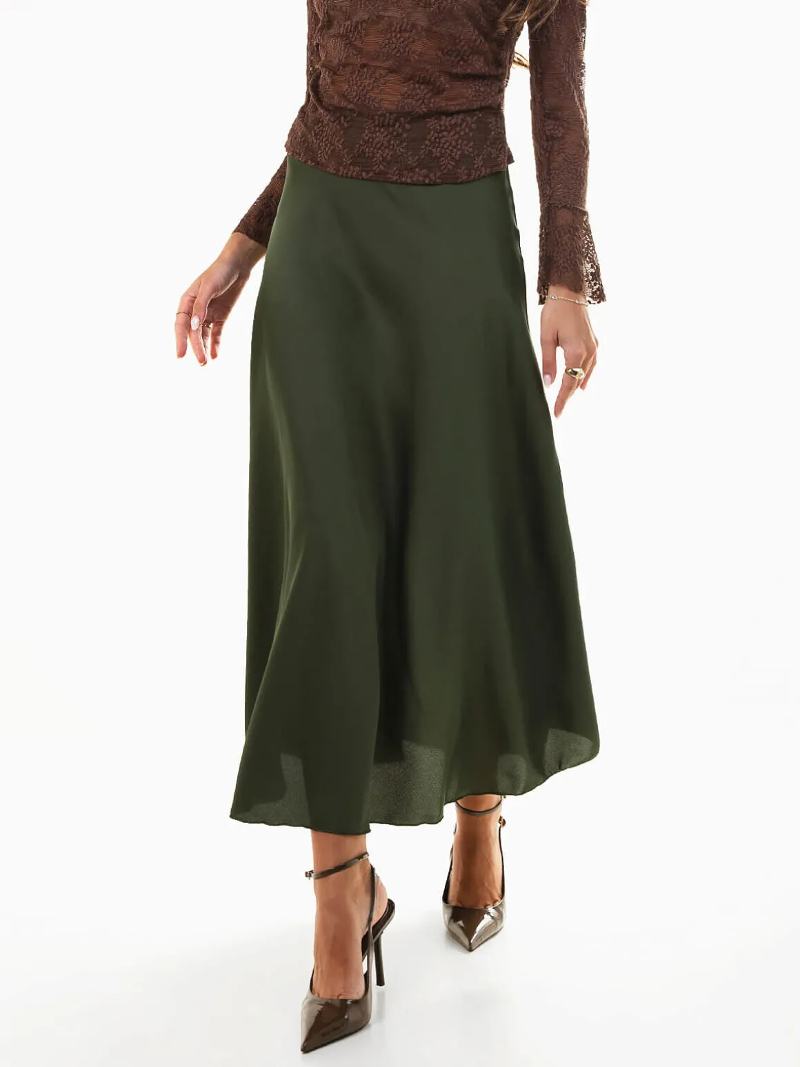 Saia midi acetinada cintura alta